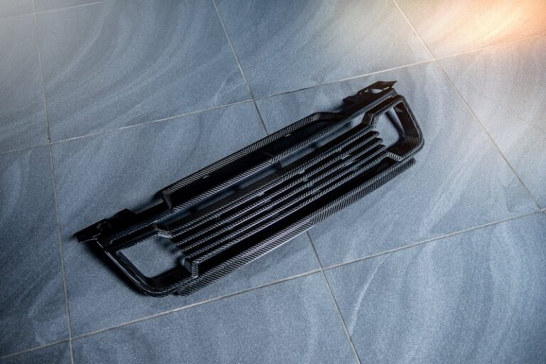 KAHN Exposed Carbon Vented Front Grille (2-Piece) for Range Rover Sport SVR (2018-Present)