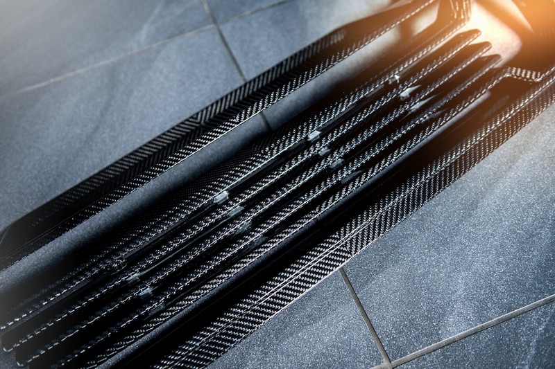 KAHN Exposed Carbon Vented Front Grille (2-Piece) for Range Rover Sport SVR (2018-Present) - Image 3