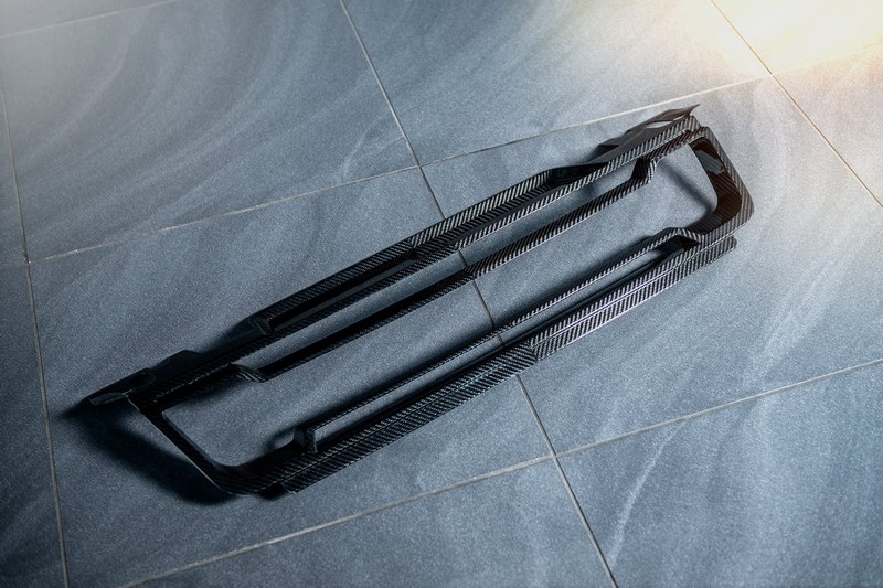 KAHN Exposed Carbon Vented Front Grille (2-Piece) for Range Rover Sport SVR (2018-Present) - Image 4