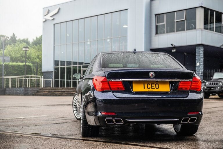 KAHN M-Sport Rear Bumper Diffuser with Exhaust Tips for BMW 7-Series (2008-2015)