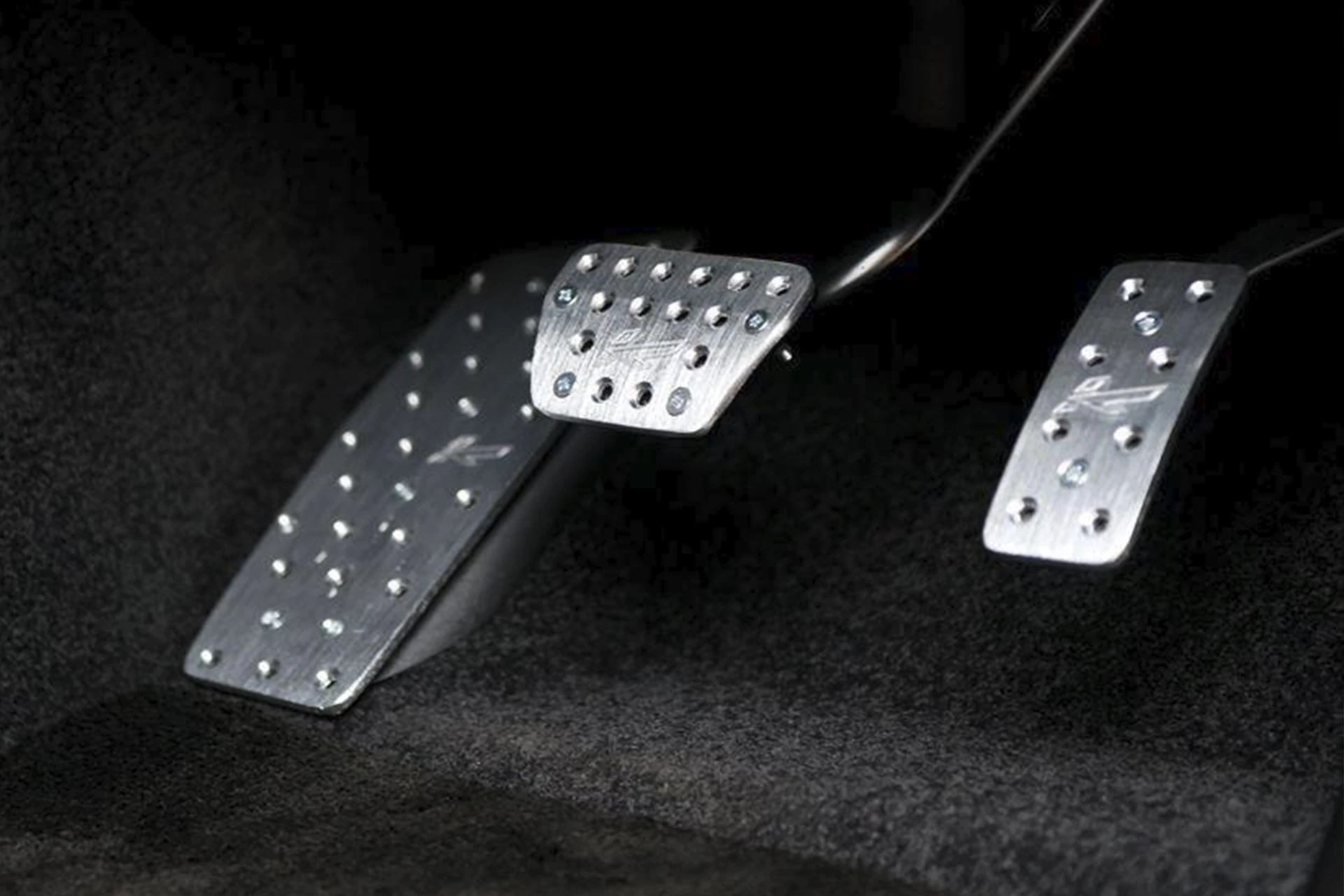 KAHN Vented Foot Pedals in Machined Aluminum for Range Rover (2009-2012) - Image 2