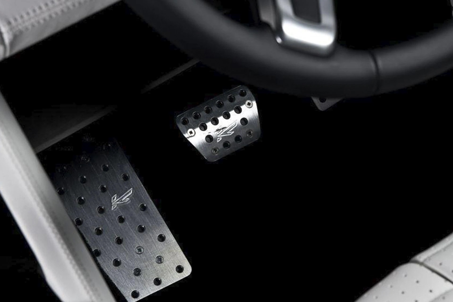 KAHN Vented Foot Pedals in Machined Aluminum for Range Rover (2009-2012) - Image 6